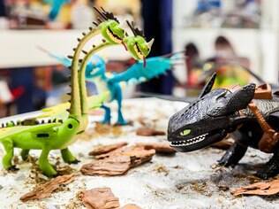 Dragão articulado que reproduz fogo, solta fumaça e brilha no escuro é destaque de feira de brinquedos