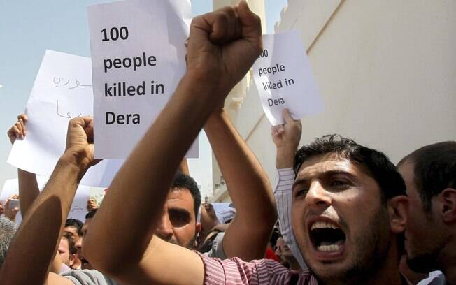 Primavera árabe: sírios protestam do lado de fora do consulado do país em Dubai, Emirados Árabes Unidos, em 2011