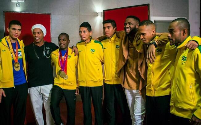 Ronaldinho e alguns atletas paralímpicos