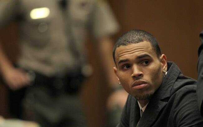 Chris Brown foi detido na madrugada deste domingo (27) após agredir um homem