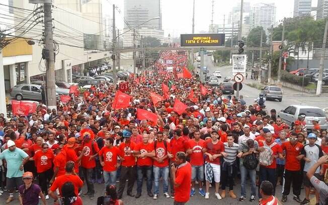 Integrantes do Movimento dos Trabalhadores Sem-Teto em protesto realizado na quinta-feira (16)