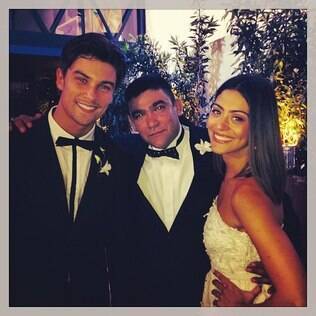 Os noivos Carol Castro e Raphael Sander posam com um dos padrinhos