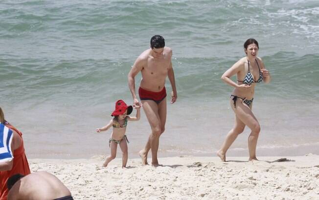 Mateus Solano e Paula Braun passeiam com a filha na praia
