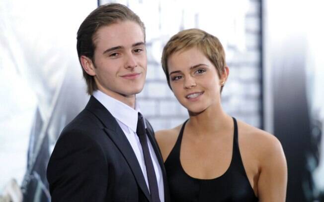 O irmão de Emma Watson, Alex, virou modelo e um belo acompanhante da atriz no tapete vermelho