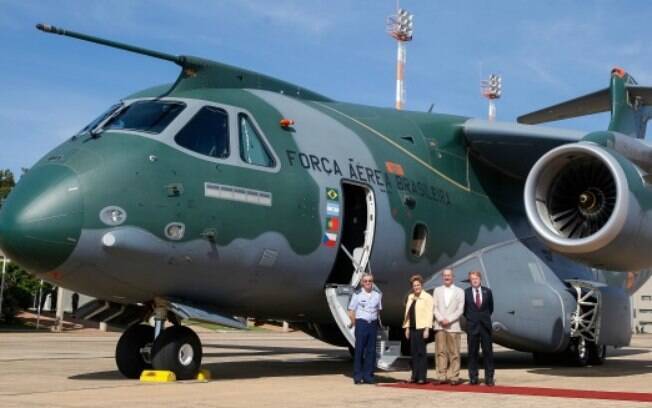 Presidente foi até a Base Aérea de Brasília para conhecer a aeronave KC-390 