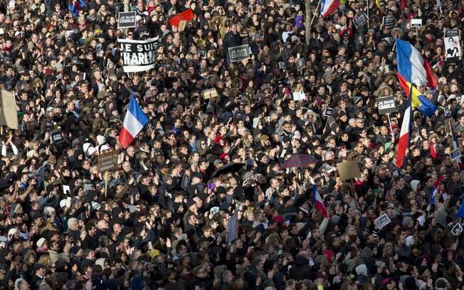 Manifestantes lotam a Praça da República em Paris