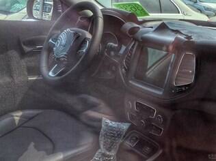 Interior do Jeep Compass é flagrado, ainda com alguns disfarces, mas que deixam à mostra que conta com vários itens vindos da Fiat Toro
