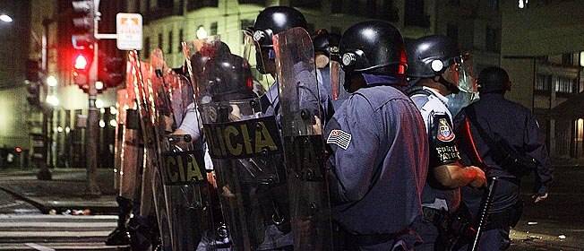 Protesto tem vandalismo e 56 presos