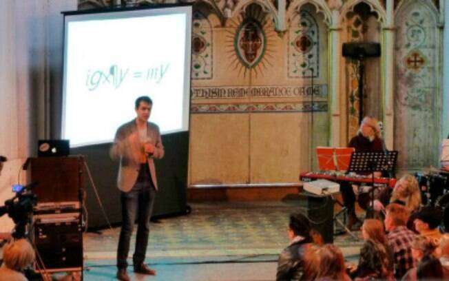 Comediante Sanderson Jones comanda o 'culto' da 'igreja ateísta'