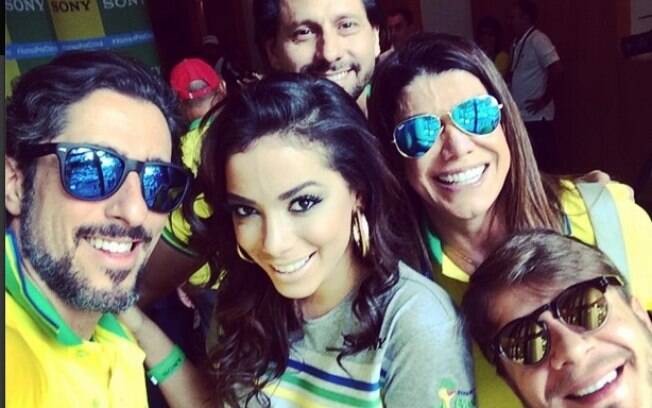 Anitta posa para selfie com Marcos Mion e amigos: 'Estamos chegando, Mineirão! Vai dar Brasil hoje'