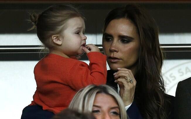Victoria Beckham com a pequena Harper no colo 