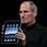 Jobs e o primeiro iPad, lançado em janeiro de 2010. Foto: Getty Images