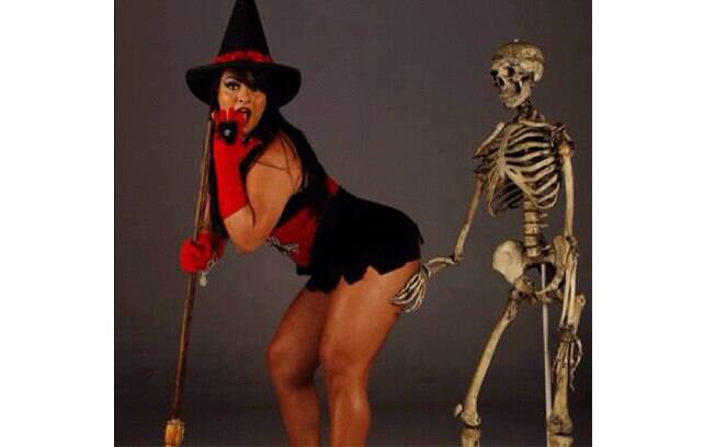 Mulher Melancia se vestiu de bruxa para o Halloween
