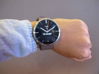 Moto 360 roda Android Wear e custa R$ 799