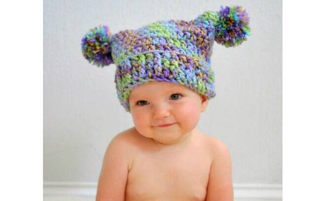 Com dois pompons, o acessório para bebês proporciona um efeito diferente. Foto: Pinterest/Cindy Ferguson