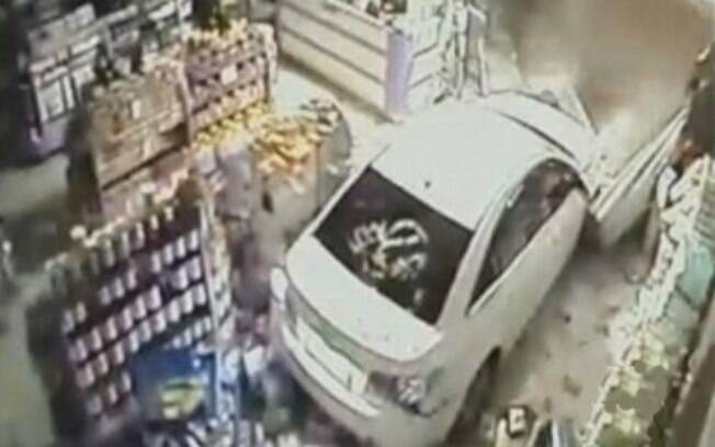 Bandidos usam carro para invadir lojas