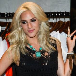 Giovanna Ewbank lança linha de roupas em São Paulo e recebe amigos