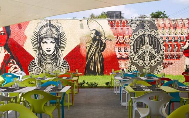 As paredes do bar e restaurante Wynwood reúnem o melhor da arte de rua em Miami