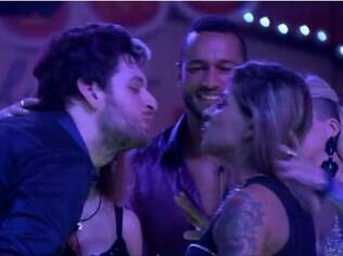 Cássio e Vanessa selam a paz com selinho