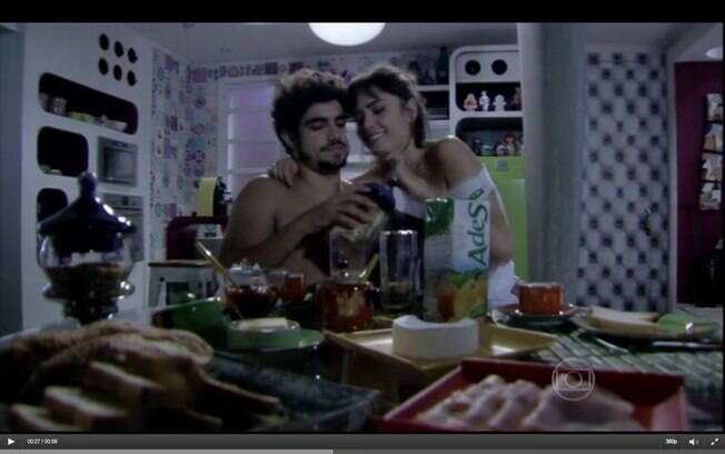 Cena de 'Amor à Vida, da Globo: personagens de Caio Castro e Patrícia Casadevall fazem merchandising de suco de caixinha