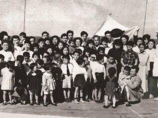 Foto de crianças a bordo do navio que levou leva de imigrantes japoneses ao Brasil, após a Segunda Guerra Mundial