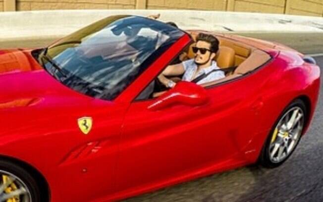 Luan Santana dirige Ferrari durante viagem por Las Vegas