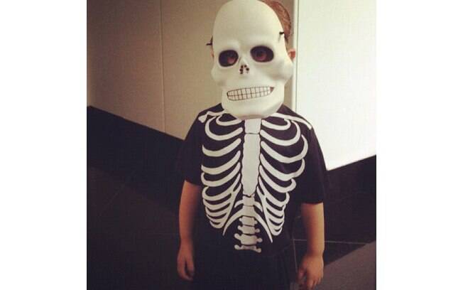 Adriane Galisteu colocou no Instagram uma foto do filho Vittorio e ecreveu: "Halloween day... Búúúú"
