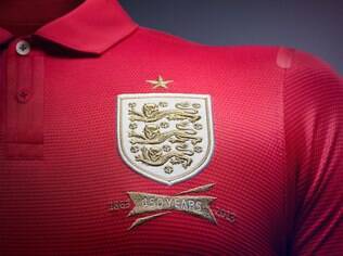 Detalhe do uniforme da Inglaterra. Camisas de seleções costumam ser sempre mais discretas