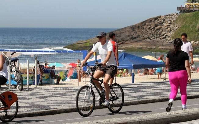 Já Marcos Caruso andou de bicicleta pela orla carioca no sábado (16)