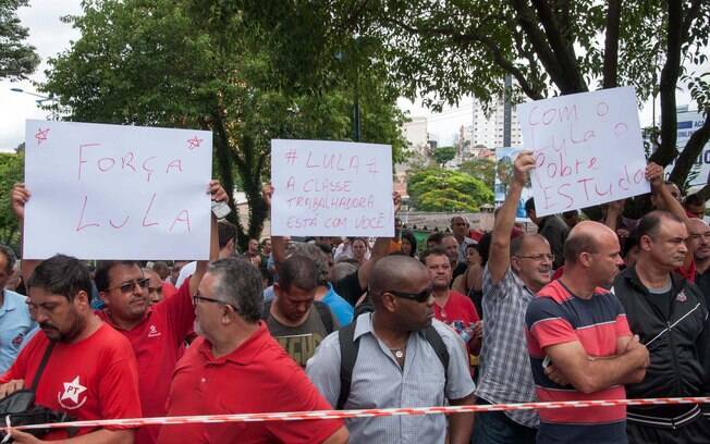 Em frente à casa de Lula, houve manifestação pró e contra o ex-presidente. Foto: Rodrigo Robatini/Futura Press - 04.03.2016