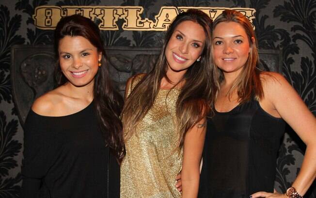 Lizzi Benitesassiste show de MC Sapão em São Paulo acompanhada das amigas