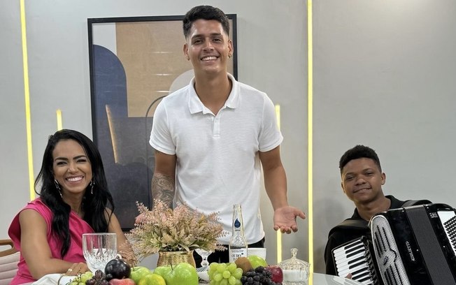 Tiago Mendes celebra sucesso de seu projeto musical com post especial