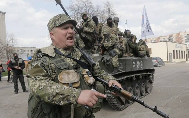 Atirador pró-Rússia abre caminho para veículo de combate com homens armados em seu topo em Slovyansk, Ucrânia (16/4)