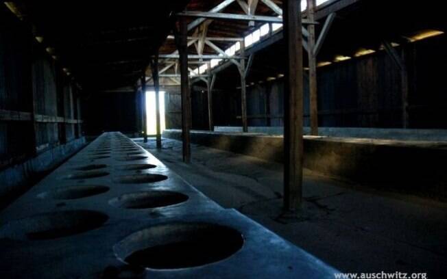 Latrinas nos barracões onde viviam os prisioneiros: pesadelo diário. Foto: Auschwitz-Birkenau Memorial and Museum