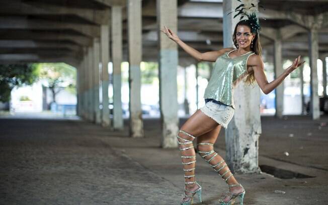 Carla revelou que sua fantasia na Rocinha este ano irá misturar o look tradicional do carnaval com um toque fashion