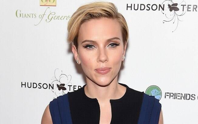 Scarlett Johansson ousou no corte de cabelo e ganhou um visual elegante. Foto: Getty Images