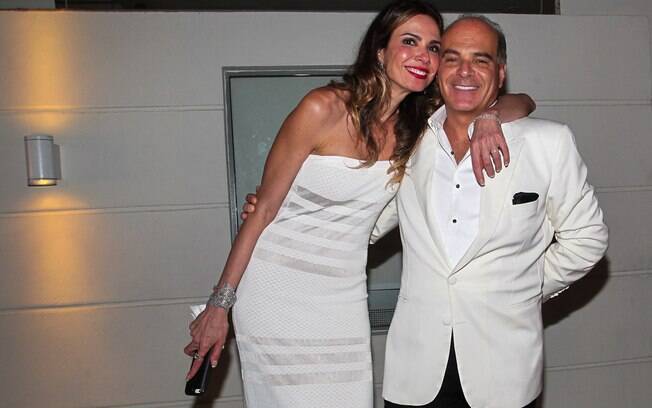Luciana Gimenez já era funcionária da RedeTV! quando começou a namorar o vice-presidente Marcelo de Carvalho. Em 2014, o casal celebra oito anos de casamento