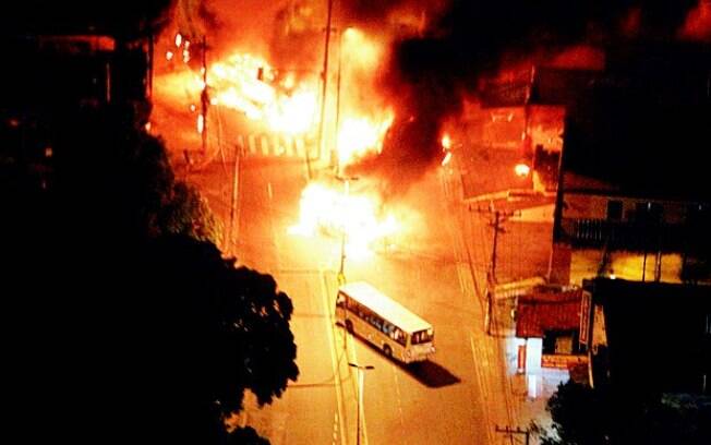  Ônibus incendiados em abril, em Costa Barros, aterrorizaram moradores do complexo