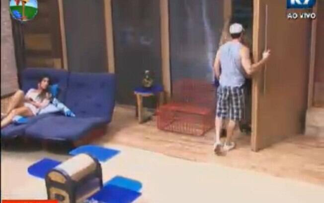 Nicole Bahls observa Felipe Folgosi seguir para a pizzada com as outras peoas.
