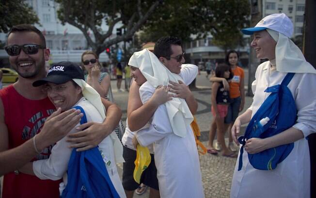 Jovens católicos se encontram na praia de Copacabana, no Rio