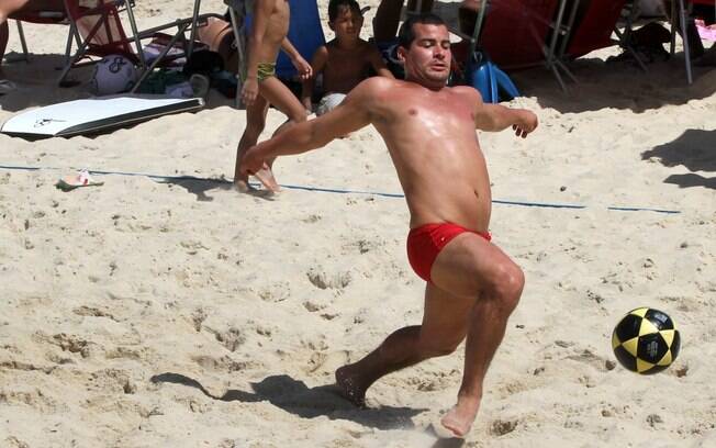 Thiago Martins curtiu o sol de sexta-feira (15) jogando vôlei na praia do Leblon