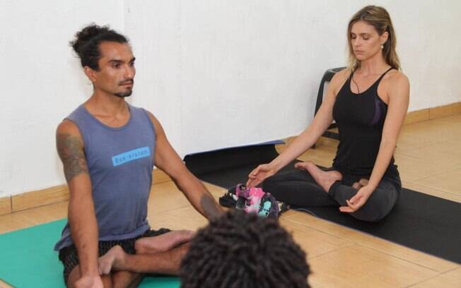 Fernanda Lima não só pratica como dá aulas de ioga em projetos sociais