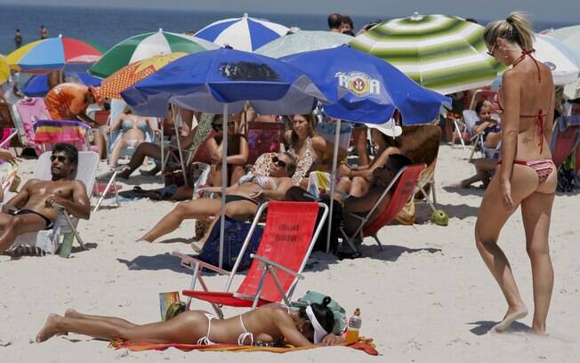 Movimentação na Praia do Pepe, na Barra da Tijuca, no Rio de Janeiro, neste domingo (09/02/2014)