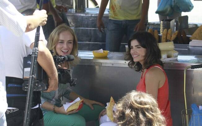 Angélica e Vanessa Giácomo conversam numa barraca de pastel na Barra da Tijuca, no Rio