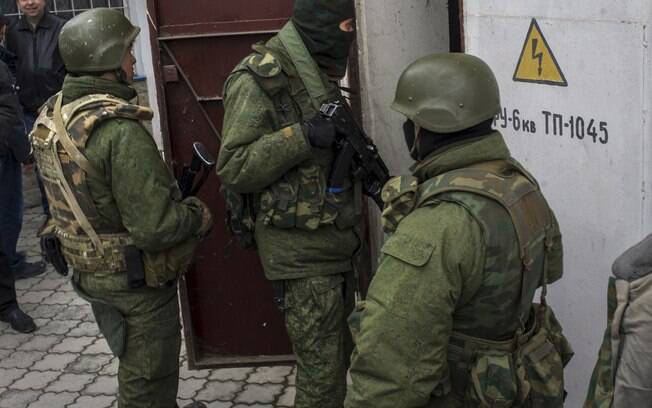 Grupo de homens armados sem emblemas em uniformes cortam luz do Quartel-General das forças navais ucranianas em Sevastopol, Crimeia, Ucrânia (2/3)