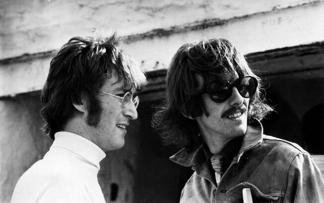 John Lennon e George Harrison em 1967, durante as filmagens da 