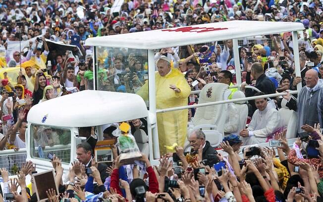 Papa Francisco é recebido por multidão ao chegar em Quirino Grandstand para celebrar sua última missa papal em Manila, Filipinas