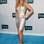 Tamra Barney escolheu vestido curto que parece ter efeito de pátina, dourado e branco. Os acessórios são dourados. Foto: Getty Images