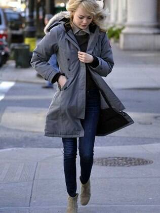 Emma Stone vestindo um casaco do estilo Parka