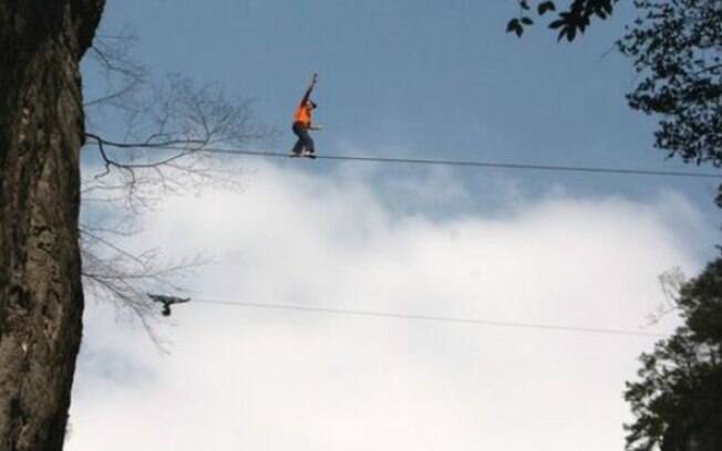 Nesta foto de 2012, Dean Potter cruza, sem proteção, um desfiladeiro na China a 1.800 metros de altura em uma corda slackline de 2 cm de espessura